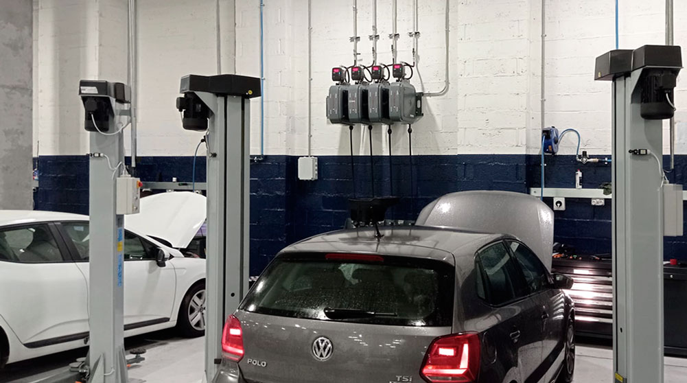 Installation of a mechanical workshop with column lifts and fluid management systems during the maintenance of a Volkswagen Polo
