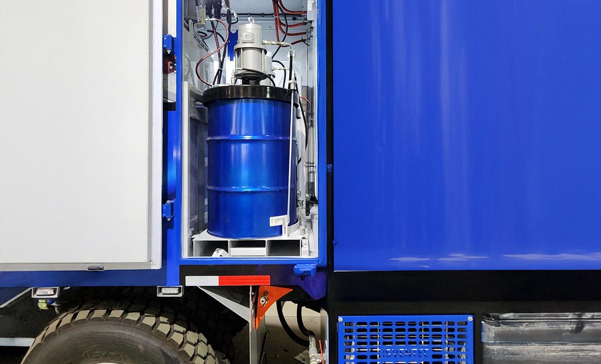 Truck with a piston pump