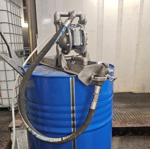 Bomba AODD de 1/2 pulgadas en un bidón